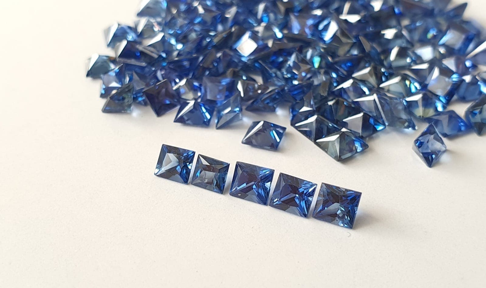 Microscope view of Ceylon sapphire inclusion suite showing fine rutile silk needles and zircon halo inclusion, diagnostic identifiers under 40x magnification