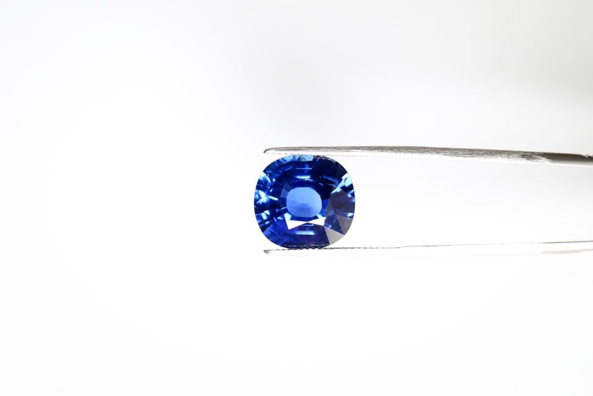 Blue Sapphire — precision-cut wholesale from Ceylon, Madagascar, Thai, Australia, calibrated to ±0.1mm, GIA-certified on request